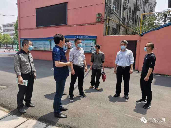市教育局黨組書記、局長陳華一行蒞臨江漢中學指導高三復學工作