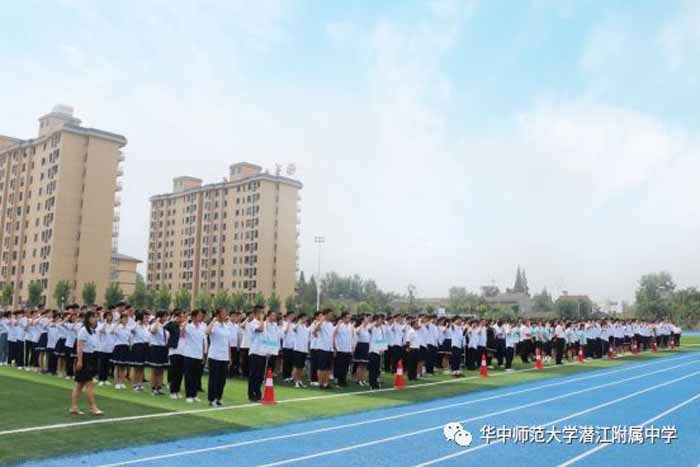 潛江德風高級中學舉行開學首次升旗儀式