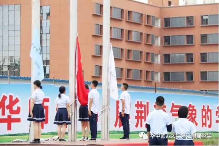 潛江德風高級中學舉行開學首次升旗儀式
