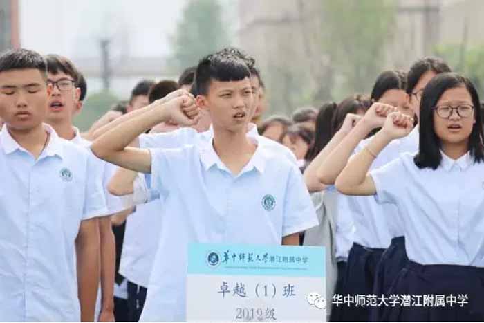 潛江德風高級中學舉行開學首次升旗儀式
