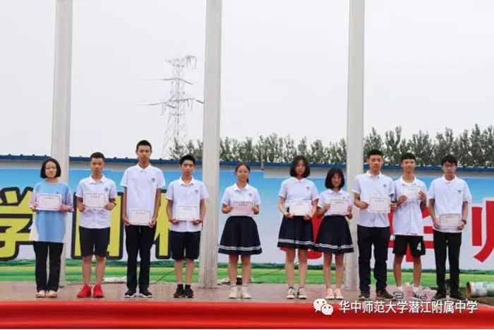 潛江德風高級中學舉行開學首次升旗儀式