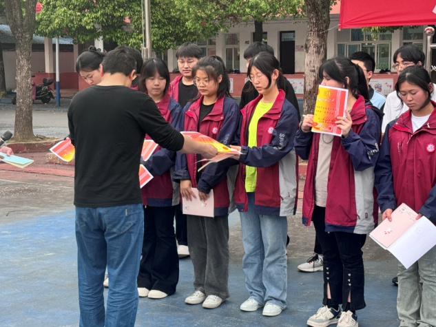 潛江市江漢中學舉行高三四月聯考表彰大會